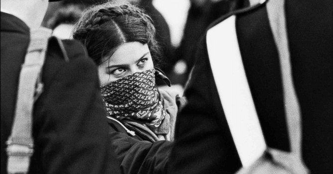 Tano D'Amico, Ragazza e carabinieri, Roma 1977 Tano D'Amico, Ragazza e carabinieri, Roma 1977