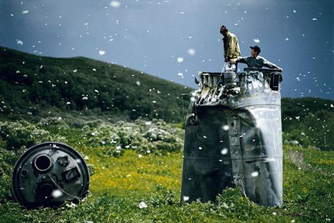 4. Jonas Bendiksen:  Abitanti di un paese nel Territorio dell’Altaj raccolgono i rottami di una navicella spaziale precipitata, circondati da migliaia di farfalle. Russia, 2000. © Jonas Bendiksen/Magnum Photos/Contrasto