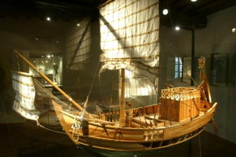 Modello di nave oneraria romana del I - III sec d.C. in legno, piombo, rame e cotone (cm 170 x 205 x70, peso 25-30 kg) - Museo dell'olio di Torgiano (PG)